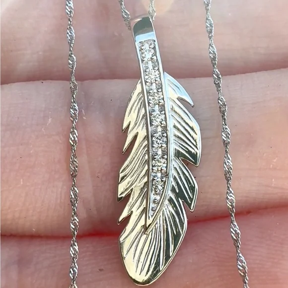 Solid platinum genuine diamond leaf/feather necklace high end- - emergency sale - Picture 1 of 13